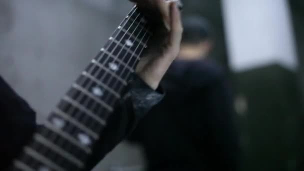 Gitarristen fingrar strängarna — Stockvideo
