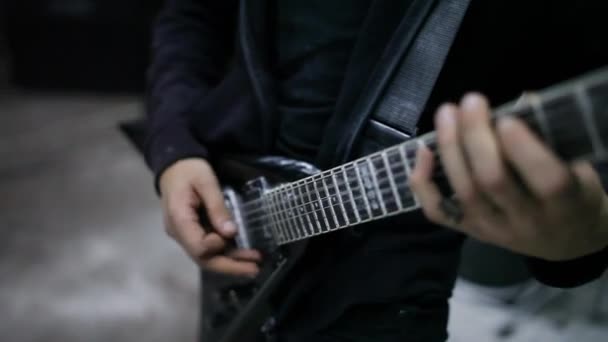 Ο άνθρωπος παίξει το σόλο κιθάρα — Αρχείο Βίντεο