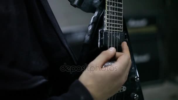 Чоловік грає на гітарі соло — стокове відео
