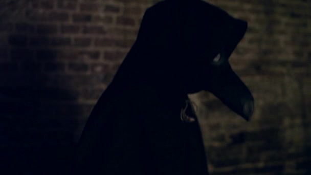 Plague Doktor karanlık bir hapishane — Stok video