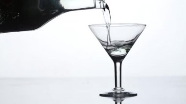 Martini vermut ya da likör bir cam içine yağıyor