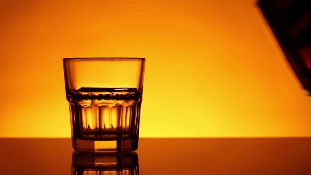 Szklane wypełnione whisky do butelki — Wideo stockowe