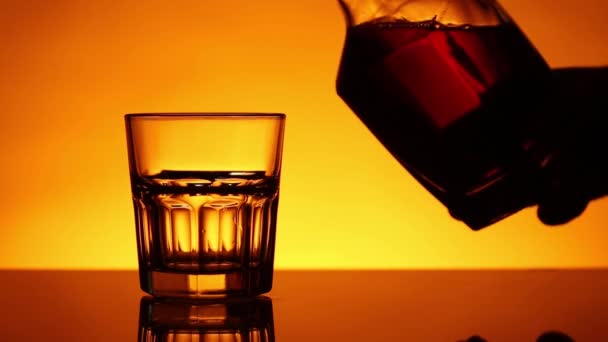 Glas fyllda med whisky till en flaska — Stockvideo