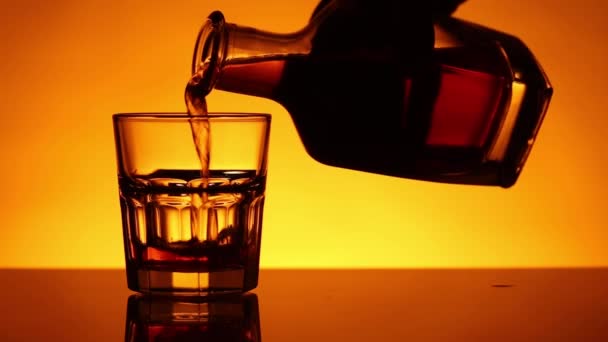 Glas fyllda med whisky till en flaska. F handfull vete hälls nära glaset — Stockvideo