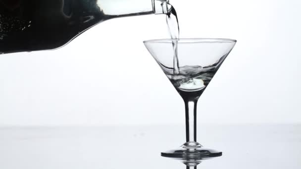 Martini Wermut oder Likör wird in ein Glas gegossen — Stockvideo