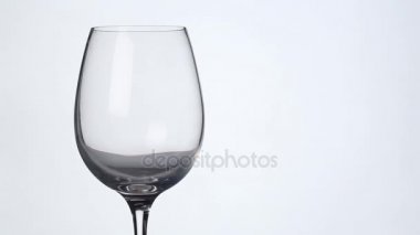 Şarap bir bardak rustik bir şişe içine dökme