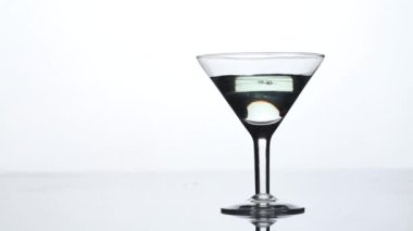 Vermut martini gözlük bir şişesinden döktü. Geriye doğru hareket