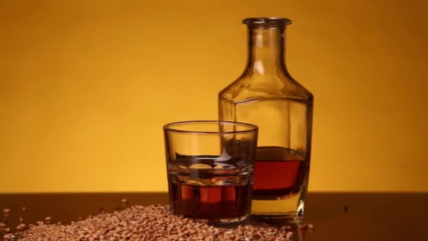 Whiskey of bourbon of skotch en maïs op de tafel. camerabeweging van links naar rechts — Stockvideo