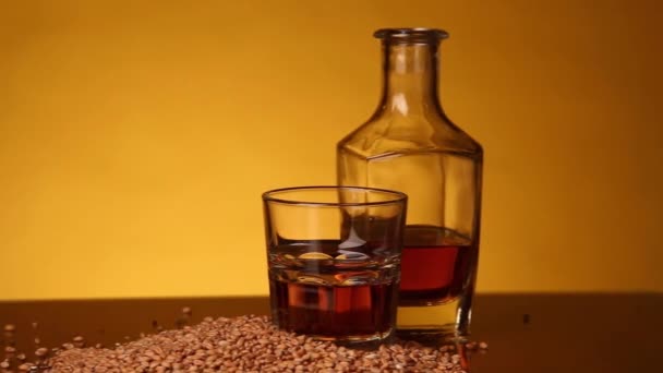 Whisky o bourbon o skotch y maíz en la mesa. movimiento de cámara de izquierda a derecha — Vídeo de stock
