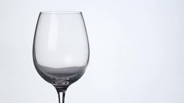 Le vin est versé dans un verre d'une bouteille rustique — Video