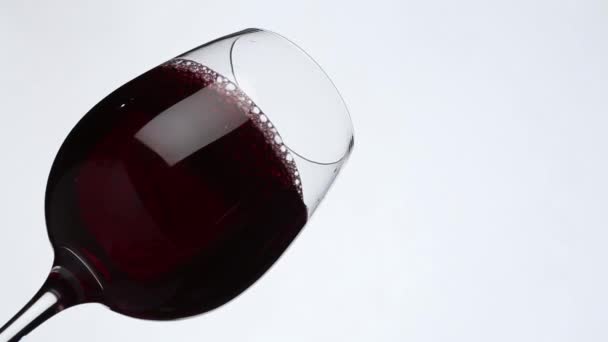 Le vin est versé d'un verre à une bouteille. Mouvement inverse — Video