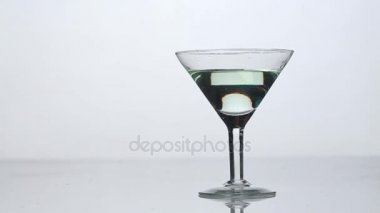 Bir zeytin vermut yavaş düşen zeytin, bir bardak içinde düşüyor