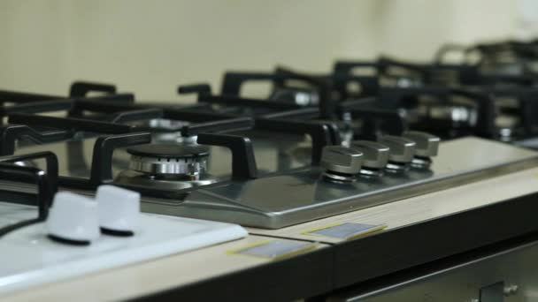 Linhas de fogões a gás que vendem na loja de eletrodomésticos — Vídeo de Stock