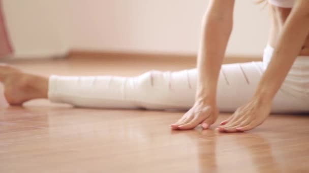 Schönes Mädchen beim Stretching, auf dem Bindfaden sitzend — Stockvideo