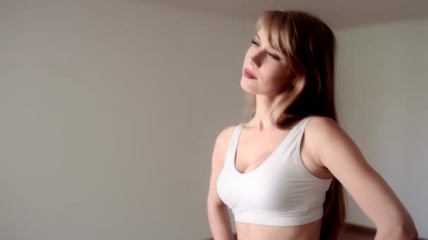 Piękna dziewczyna robi, rozciąganie, nagrzewa się w pusty siłowni — Wideo stockowe