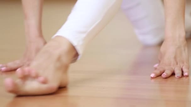 Beautiful girl doing stretching, sitting on the twine — Stock Video