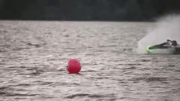 Ternopil, Ukraina - 23 augusti: Öst Europeiska Jet Ski Challenge 2016, augusti 22-24, mannen på Waverunner vänder mycket snabbt — Stockvideo