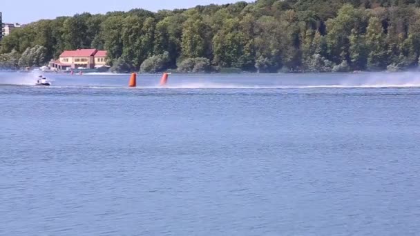 Ternopil, Ουκρανία - 23 Αυγούστου: Ταχύτητα βάρκα Παγκόσμιο Πρωτάθλημα 2016, Αύγουστος 22-24, άνθρωπος στο Waverunner μετατρέπεται πολύ γρήγορα — Αρχείο Βίντεο