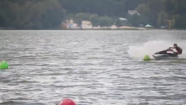 TERNOPIL, UCRÂNIA - 23 DE AGOSTO: East European Jet Ski Challenge 2016, 22-24 de agosto, Man on WaveRunner gira muito rápido — Vídeo de Stock