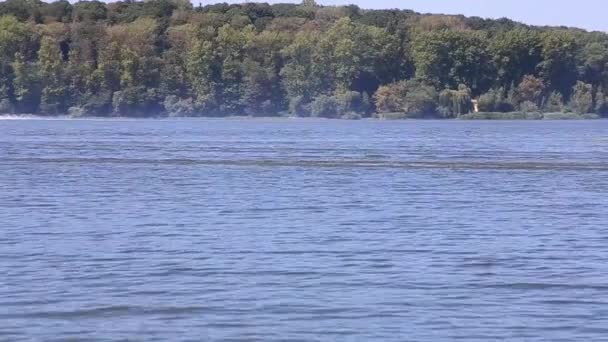 TERNOPIL, UCRÂNIA - 23 DE AGOSTO: Campeonato Mundial de Velocidade de Barcos 2016, 22-24 de agosto, Man on WaveRunner gira muito rápido — Vídeo de Stock