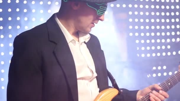 ein Gitarrist spielt eine E-Gitarre in einem Club