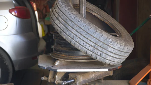 Araba tamircisi tekerlek üzerinde lastik montajı yapıyor. Kış lastikleri — Stok fotoğraf