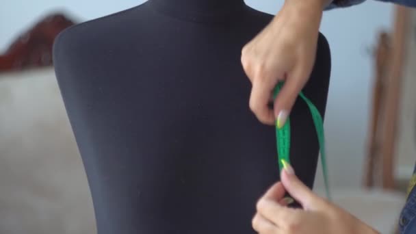 Linda costureira loira no estúdio de costura faz medições de manequim — Vídeo de Stock