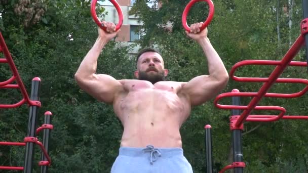 Unga skäggiga atletiska bodybuilder spelar sport utomhus. Viktlyftare. Bodybuilding — Stockvideo