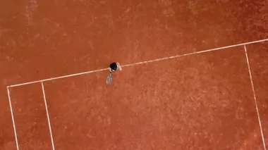 Tenis oynayan küçük kız tenis kortunda raketle topa vuruyor. Küçük kız tenis oynuyor.