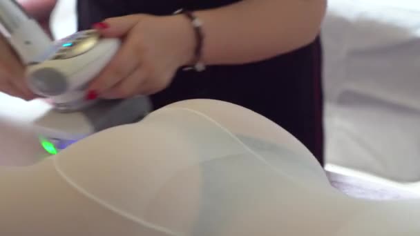 Ragazza su sessione di massaggio GPL nel salone di bellezza. Clinica di cosmetologia — Video Stock