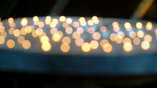 Bougies lumière fermer dans l'église. Vue déconcentrée 
