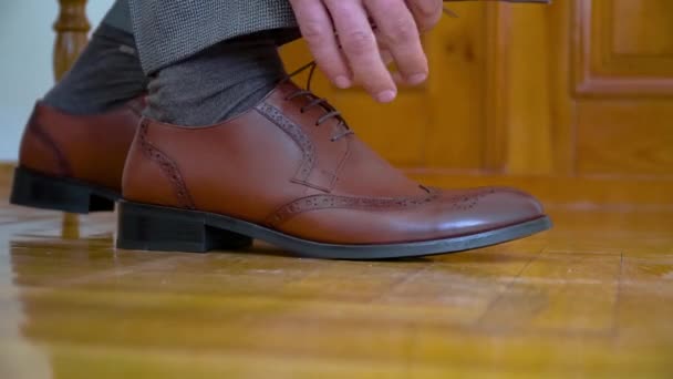 Empresario atándose los cordones, de cerca — Vídeo de stock