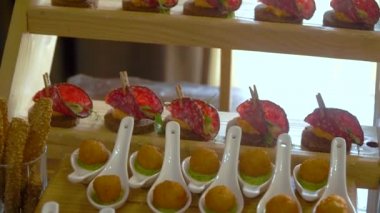 Farklı çerezlerle dolu bir plato. Partideki et büfesi masası.