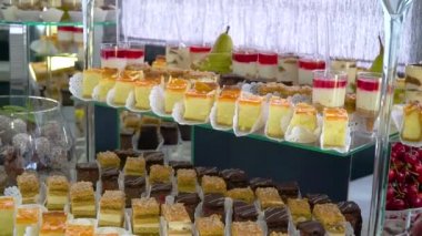 Tatlılar, kekler ve hamur işleriyle ziyafet