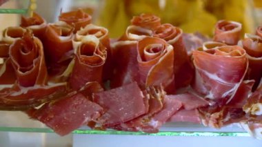 Partide et büfesi masası. Jambon ve bir sürü et bir açık büfe