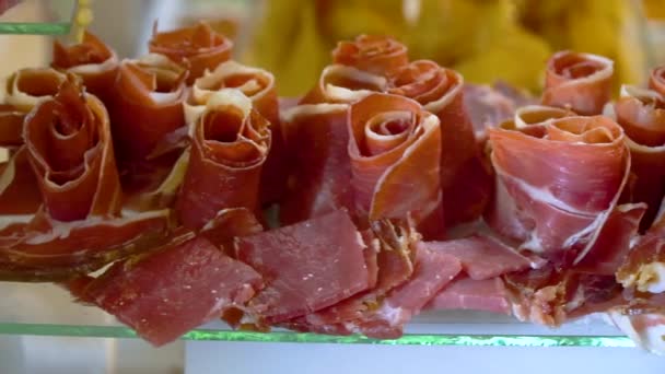Meja prasmanan daging di pesta. Daging ham dan banyak daging di prasmanan. — Stok Video