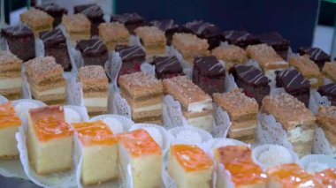 Tatlılar, kekler ve hamur işleriyle ziyafet