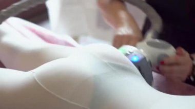 Güzellik salonunda Lpg masajı yapan bir kız. Kozmetik Kliniği