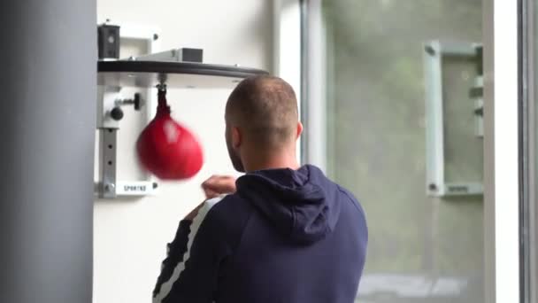 Człowiek, który strajkuje na treningu walki. Jaki sport lubisz najbardziej? man having cardio training at fitness gym — Wideo stockowe