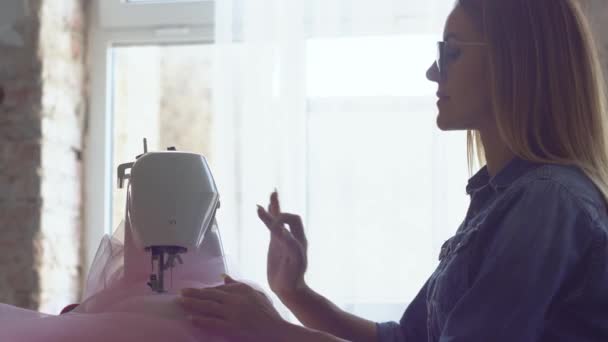 Belle couturière blonde en atelier de couture travaille avec machine à coudre — Video