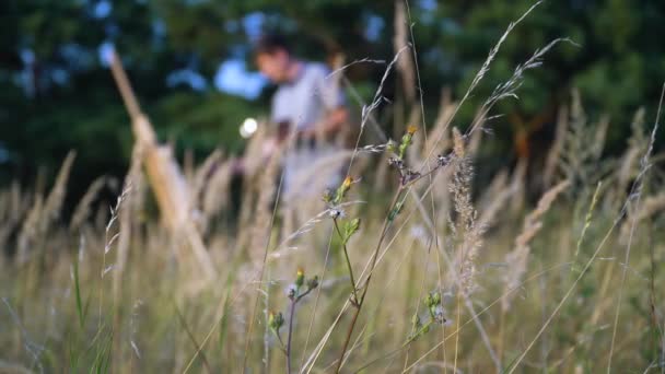 Artista masculino pinta paisaje al aire libre puesta de sol en el paisaje de la naturaleza. Un hombre pinta un cuadro — Vídeos de Stock