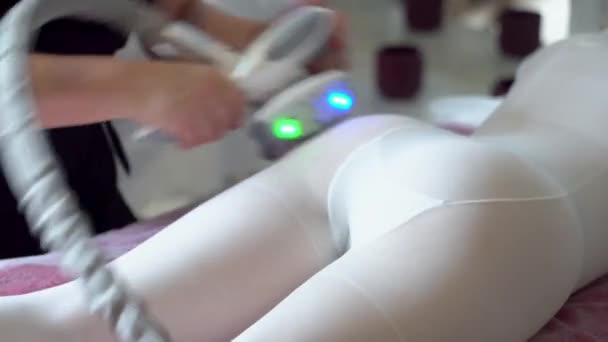 Mädchen auf LPG-Massage-Sitzung im Schönheitssalon. Kosmetikerin macht Anti-Cellulite-Massage für eine Patientin — Stockvideo