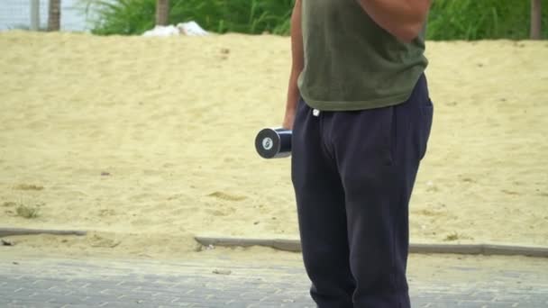 Joven culturista atlético barbudo practica deportes al aire libre. Levantador de pesas. Culturismo — Vídeos de Stock