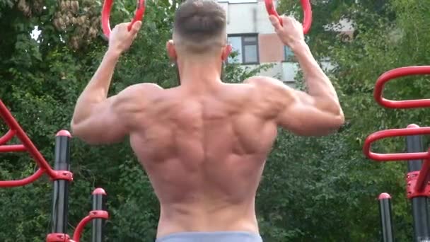 Jeune bodybuilder athlétique barbu fait du sport à l'extérieur. Haltérophilie. Carrosserie — Video