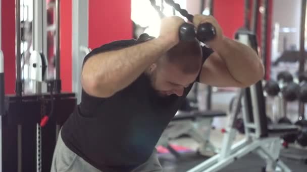 Сильный мускулистый человек делает различные упражнения в спортзале — стоковое видео