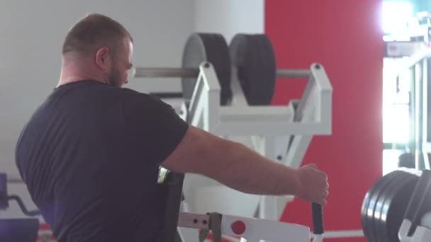 Forte uomo muscolare fa diversi tipi di esercizi in palestra — Video Stock