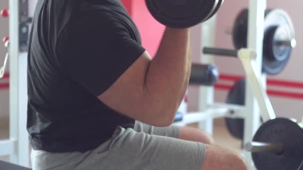 Starker muskulöser Mann macht andere Übungen — Stockvideo
