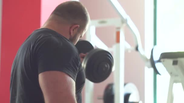 Silný svalnatý muž dělá různé druhy cvičení — Stock video