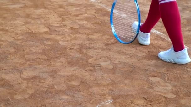 Stegen av en tennisspelare på en tennisbana. Närbild av fötterna — Stockvideo