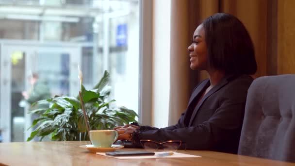 Femme d'affaires afro-américaine travaillant avec un ordinateur portable et des papiers. Femme occupée à payer des factures bancaires en ligne gérer les finances vérifier le budget faire de la paperasserie à l'aide d'un ordinateur assis au bureau — Video